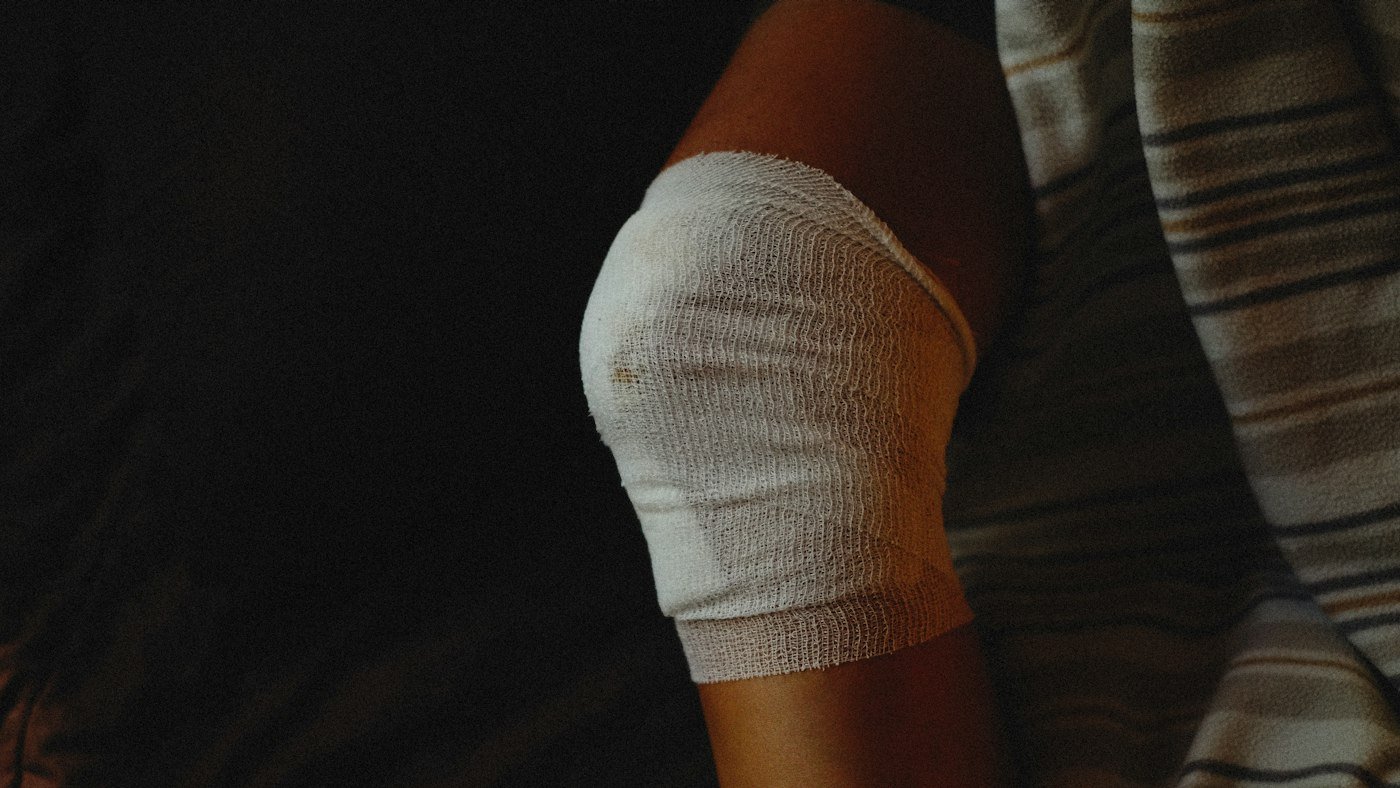 Rodilla vendada tras una lesión de menisco